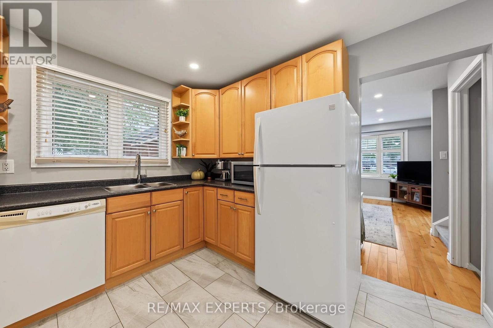 326 Oakwood Court, Newmarket, ON photo 15