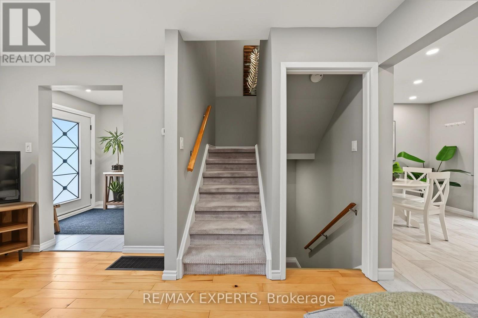 326 Oakwood Court, Newmarket, ON photo 19