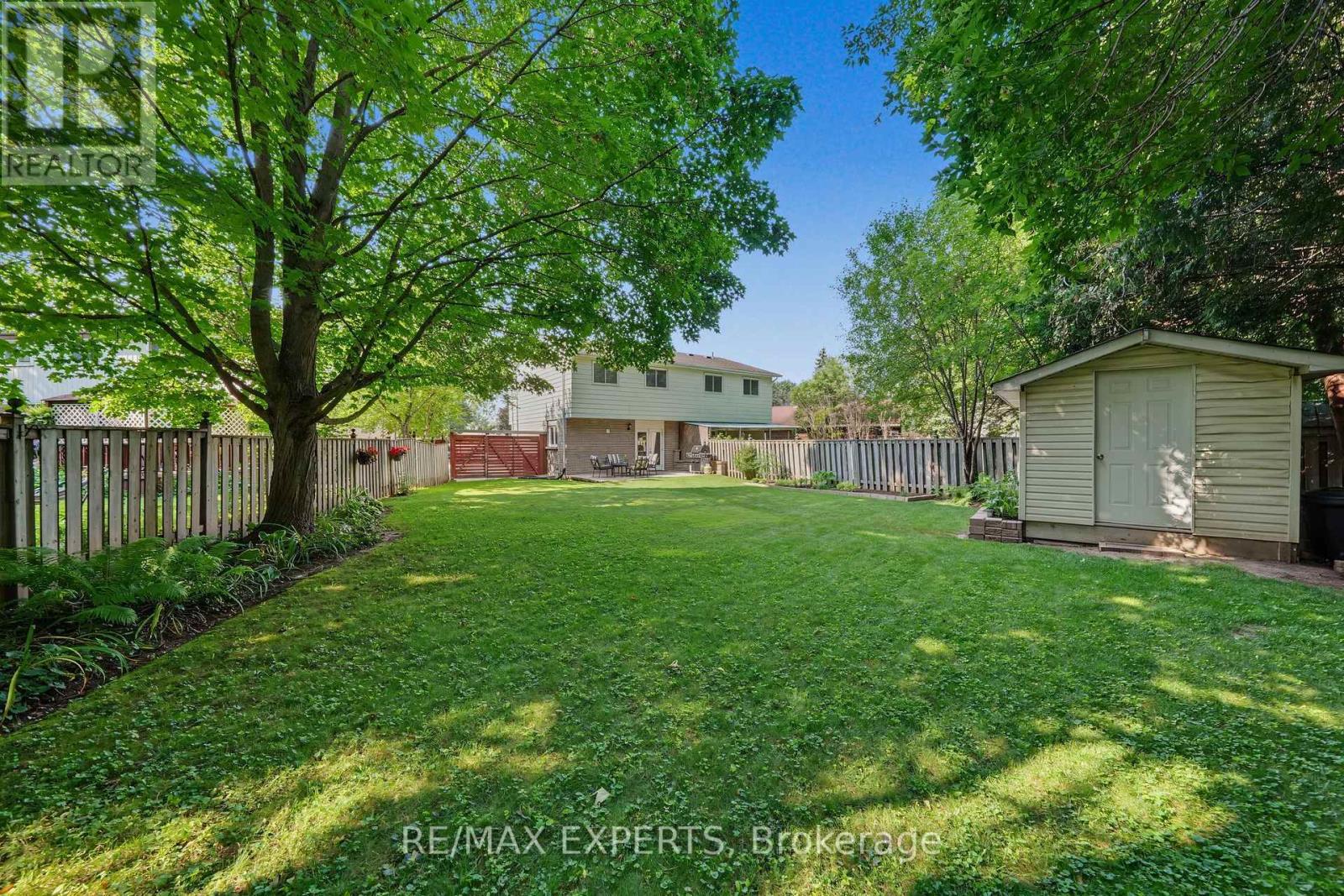 326 Oakwood Court, Newmarket, ON photo 39