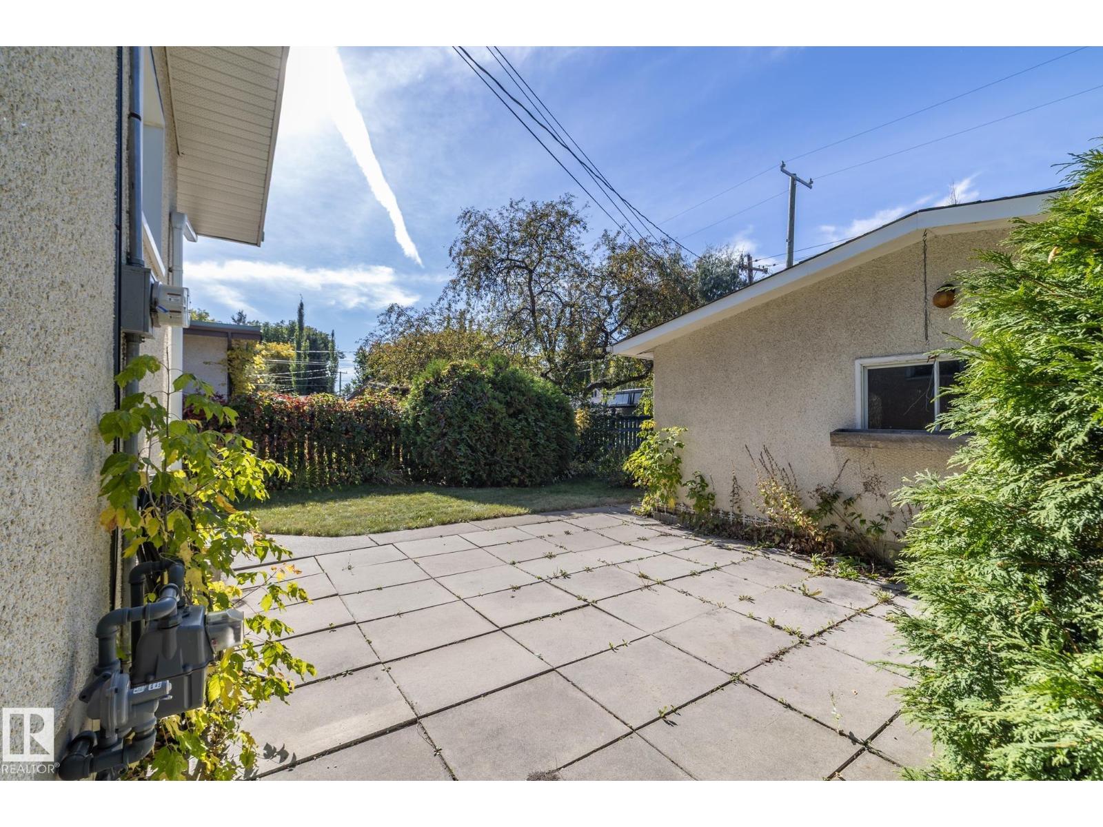11322 52 ST NW - 61