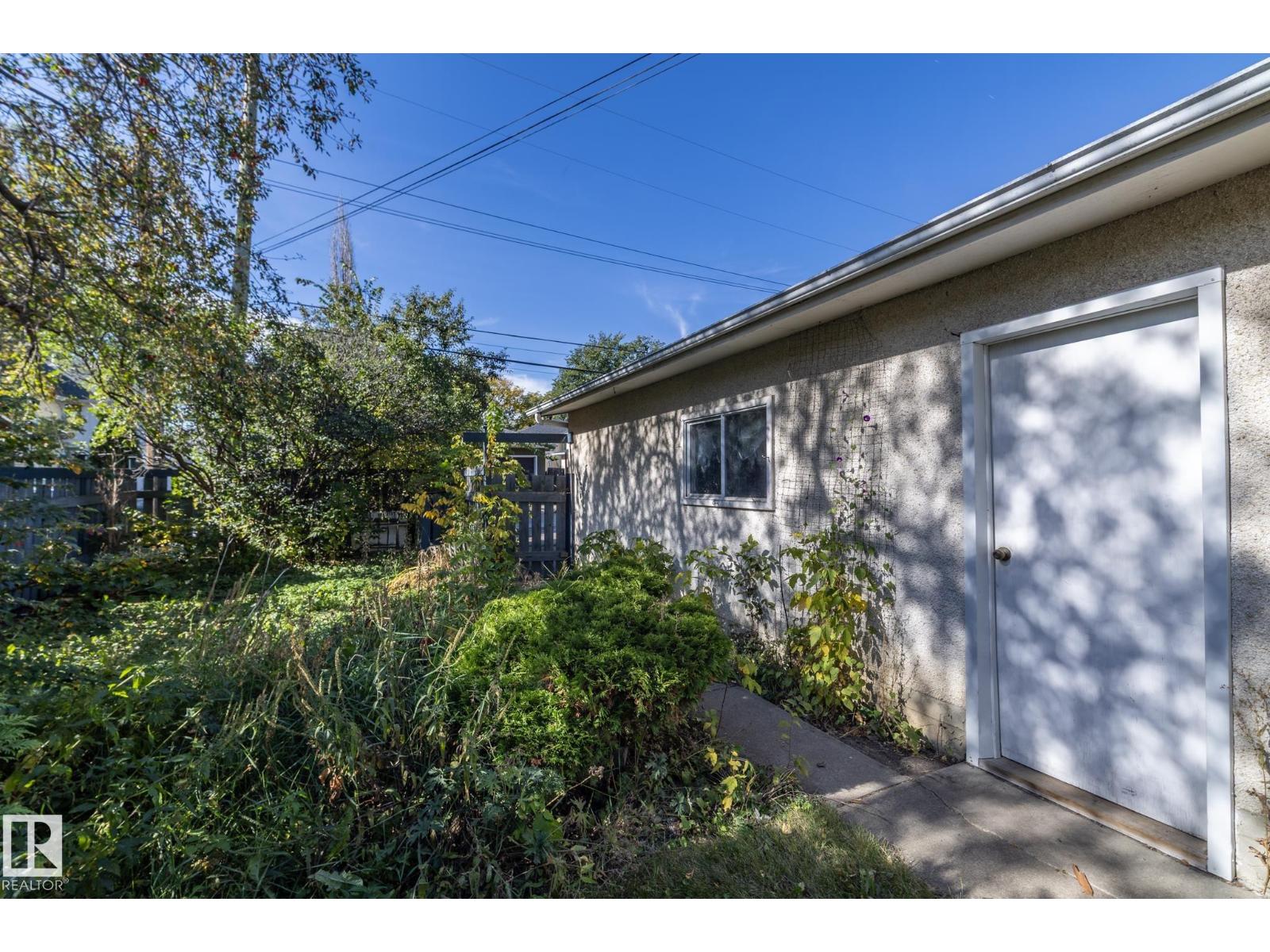 11322 52 ST NW - 62