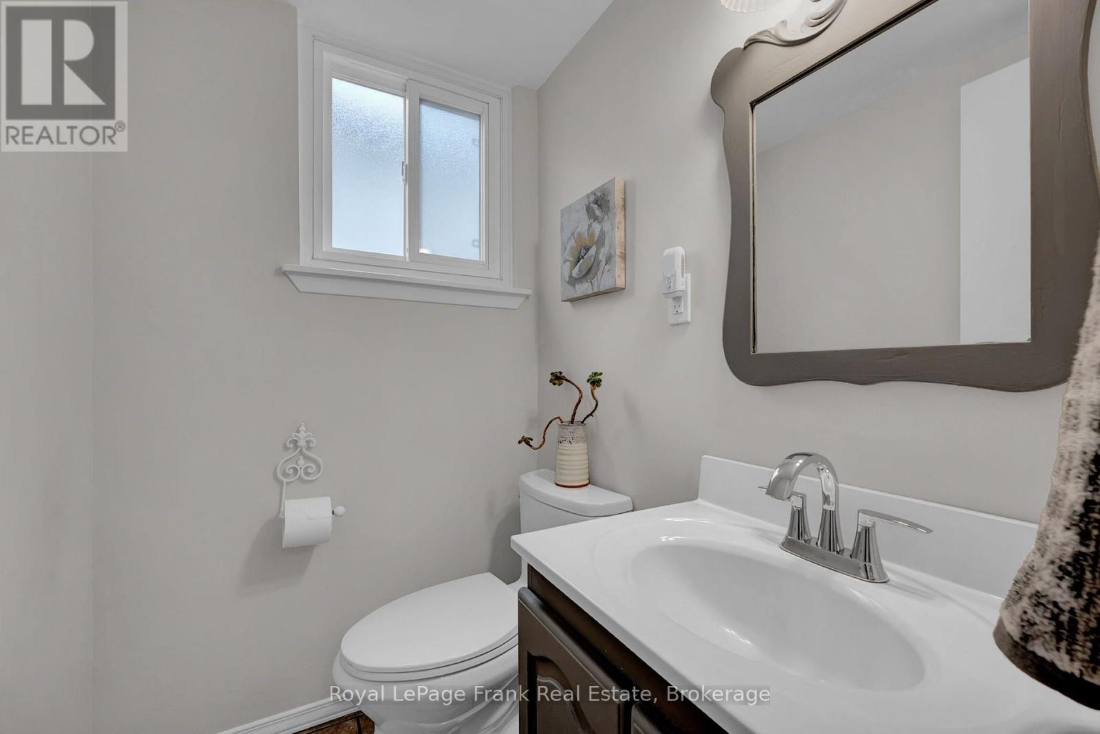 117 LAWRENCE CRESCENT - Image 11
