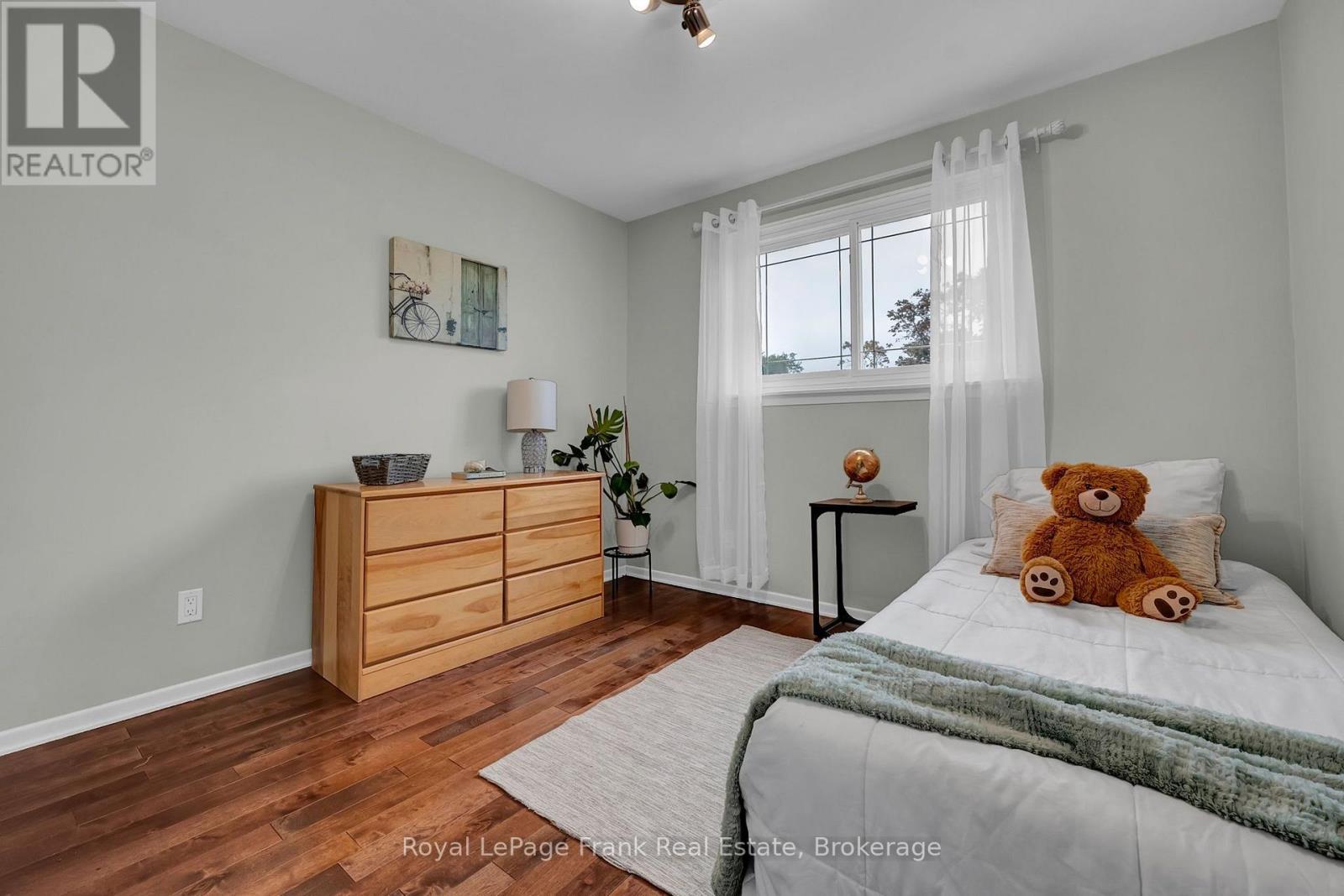 117 LAWRENCE CRESCENT - Image 27