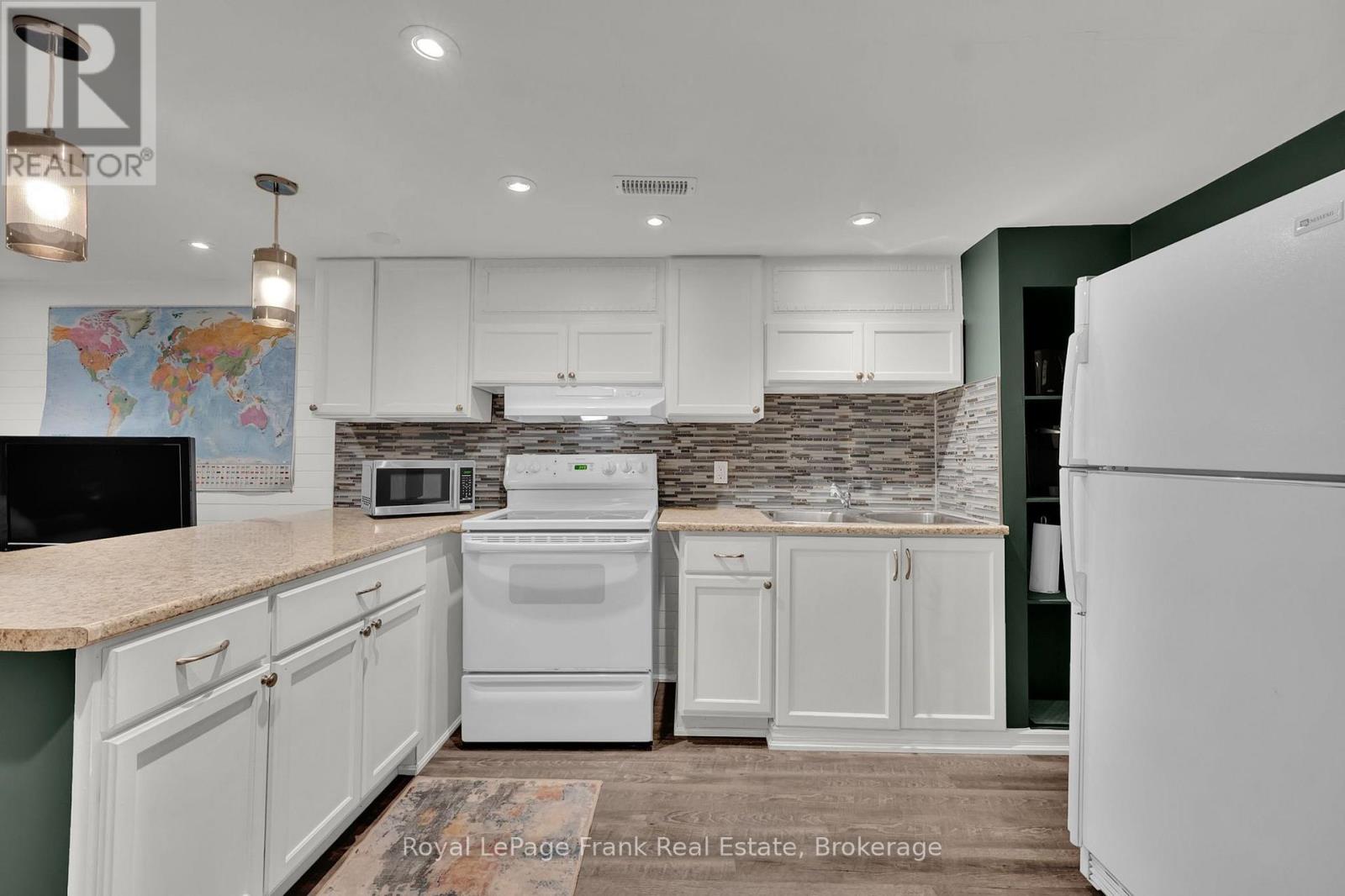 117 LAWRENCE CRESCENT - Image 32