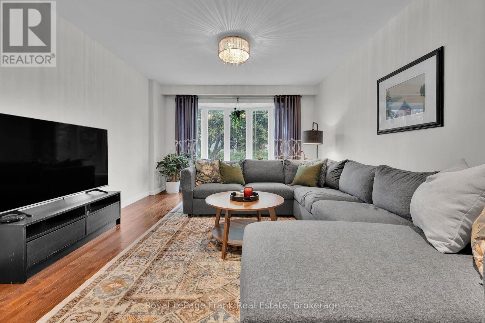 117 LAWRENCE CRESCENT - Image 6