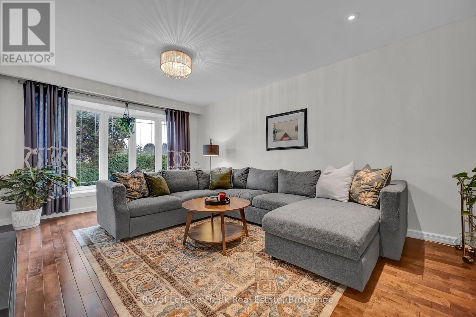117 LAWRENCE CRESCENT - Image 8