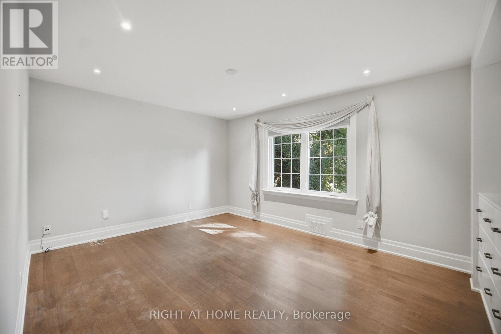 1037 LAKESHORE ROAD W - 32