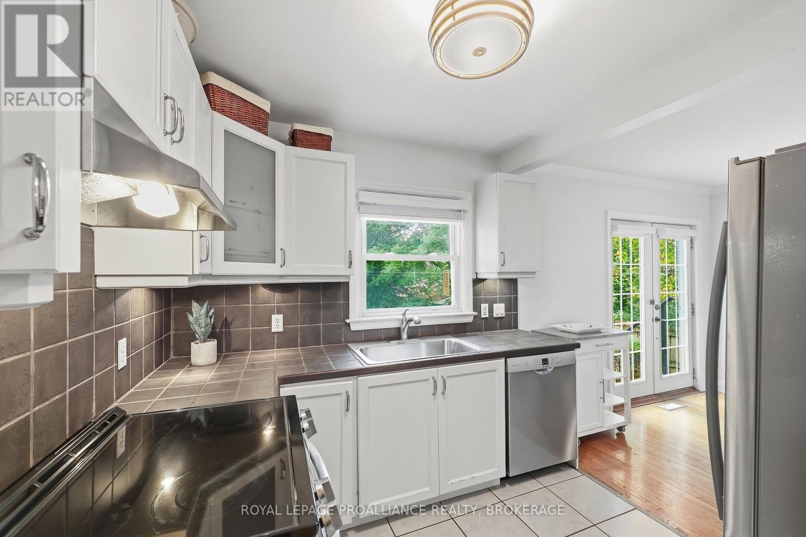 151 HAWTHORNE AVENUE - 16