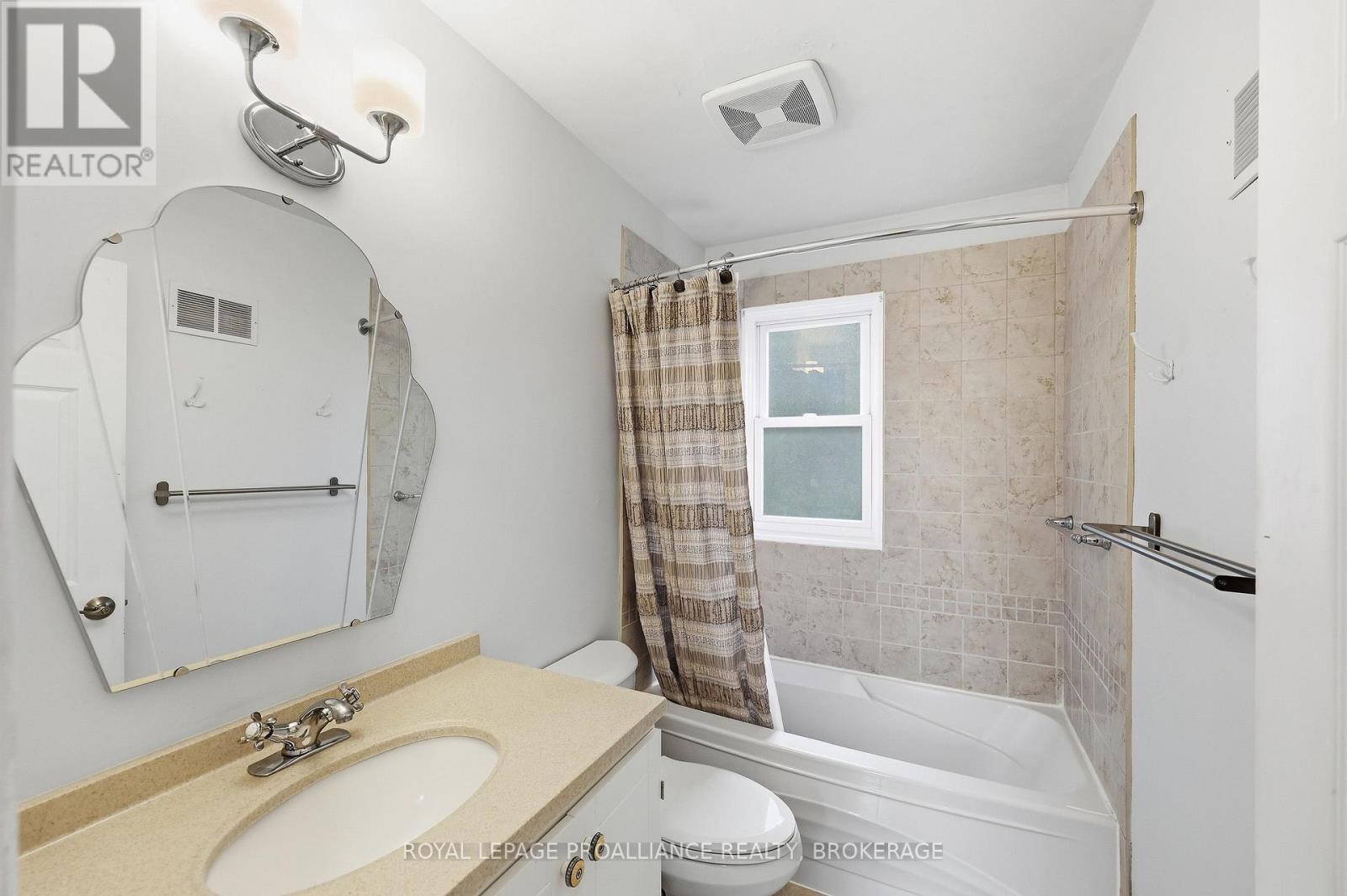 151 HAWTHORNE AVENUE - Image 25