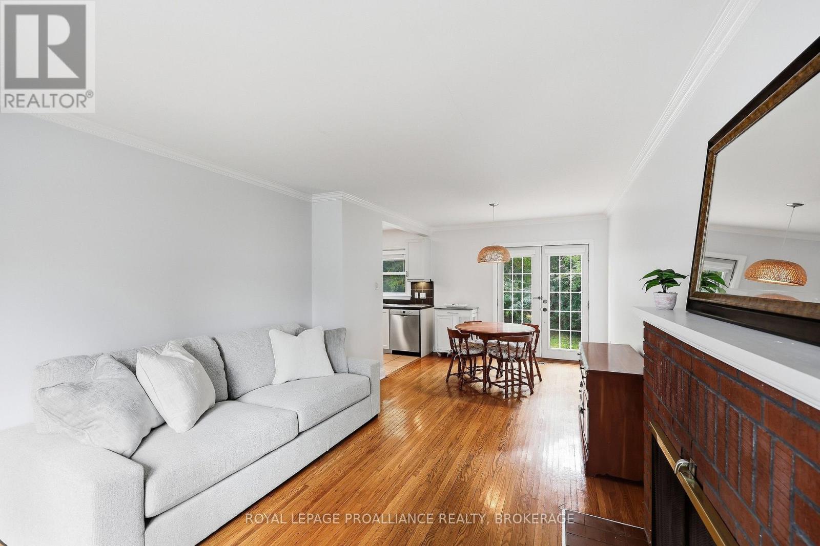 151 HAWTHORNE AVENUE - 7
