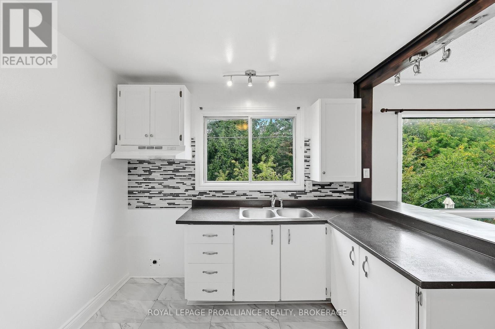 #61 973 OAKVIEW AVENUE - 11
