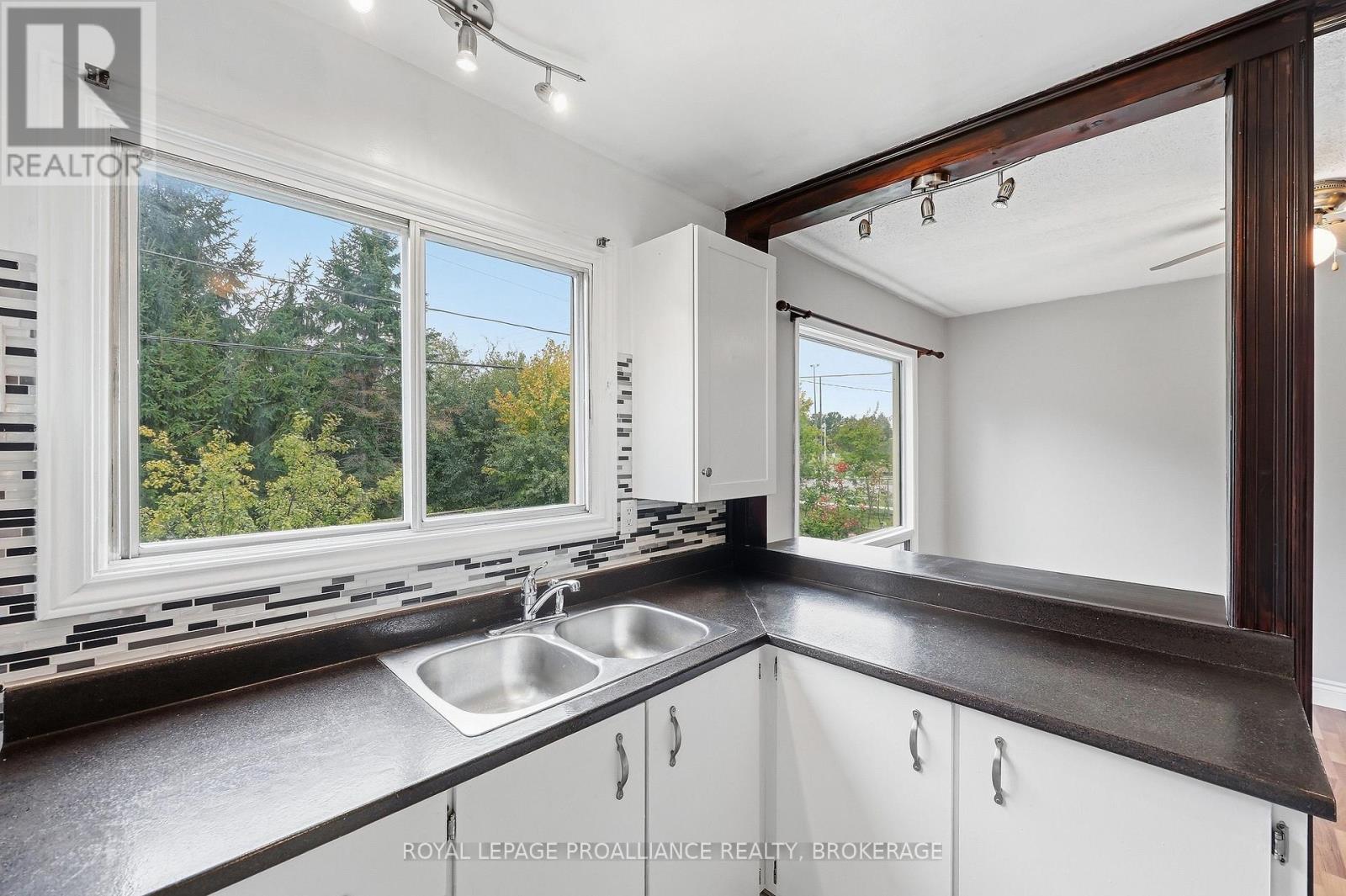 #61 973 OAKVIEW AVENUE - 13