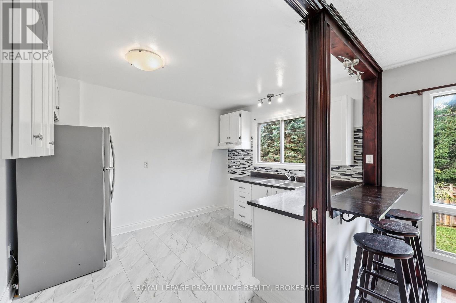 #61 973 OAKVIEW AVENUE - 14