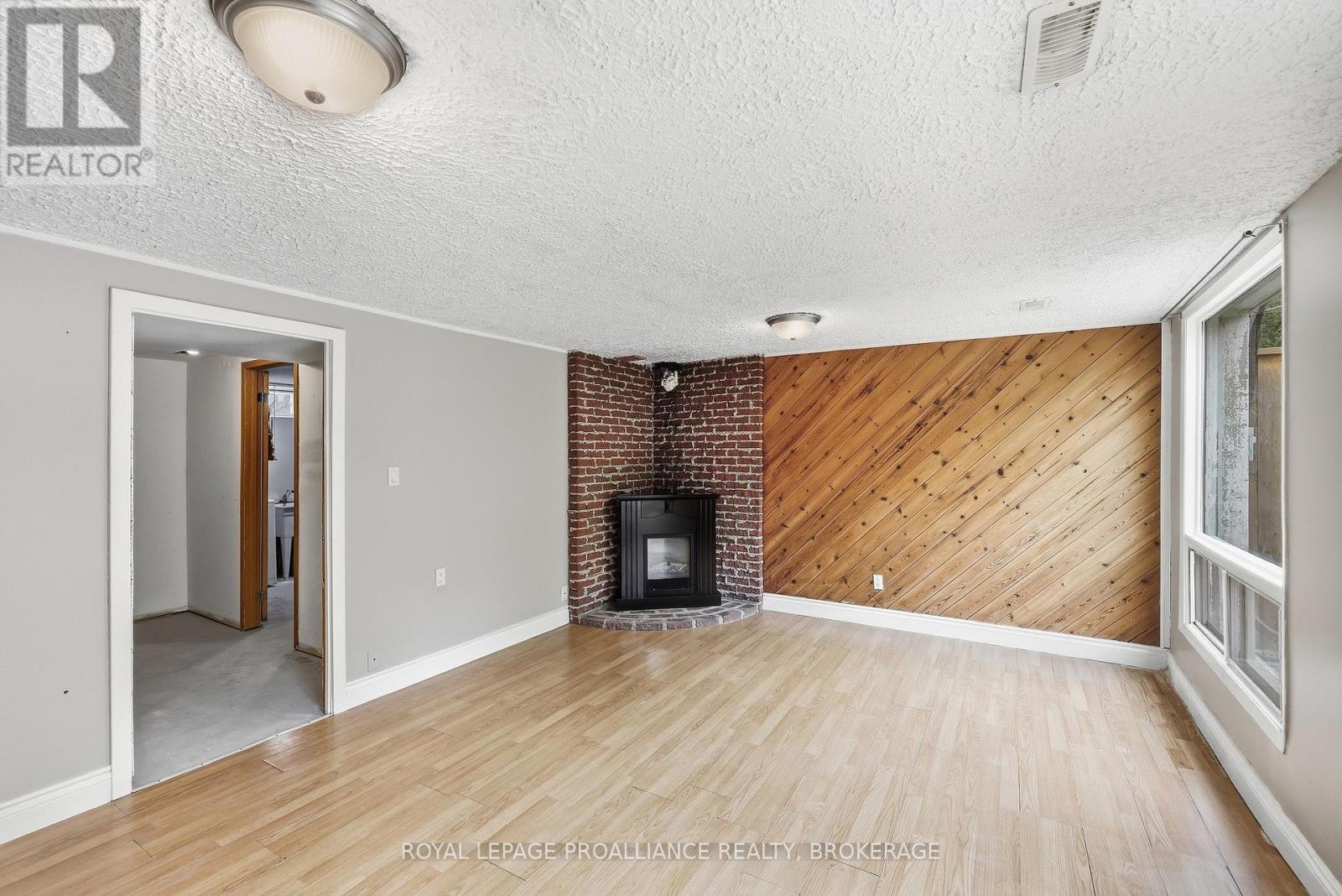 #61 973 OAKVIEW AVENUE - 24
