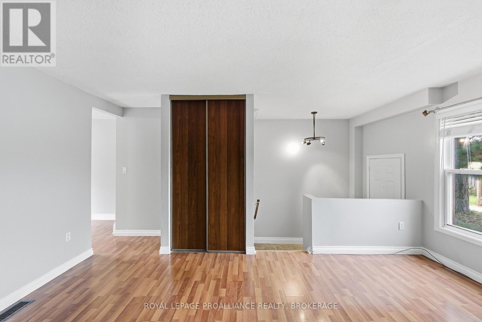 #61 973 OAKVIEW AVENUE - 7