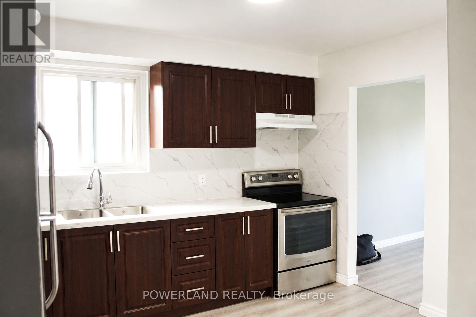 505 Harris Court, Whitby, ON photo 2