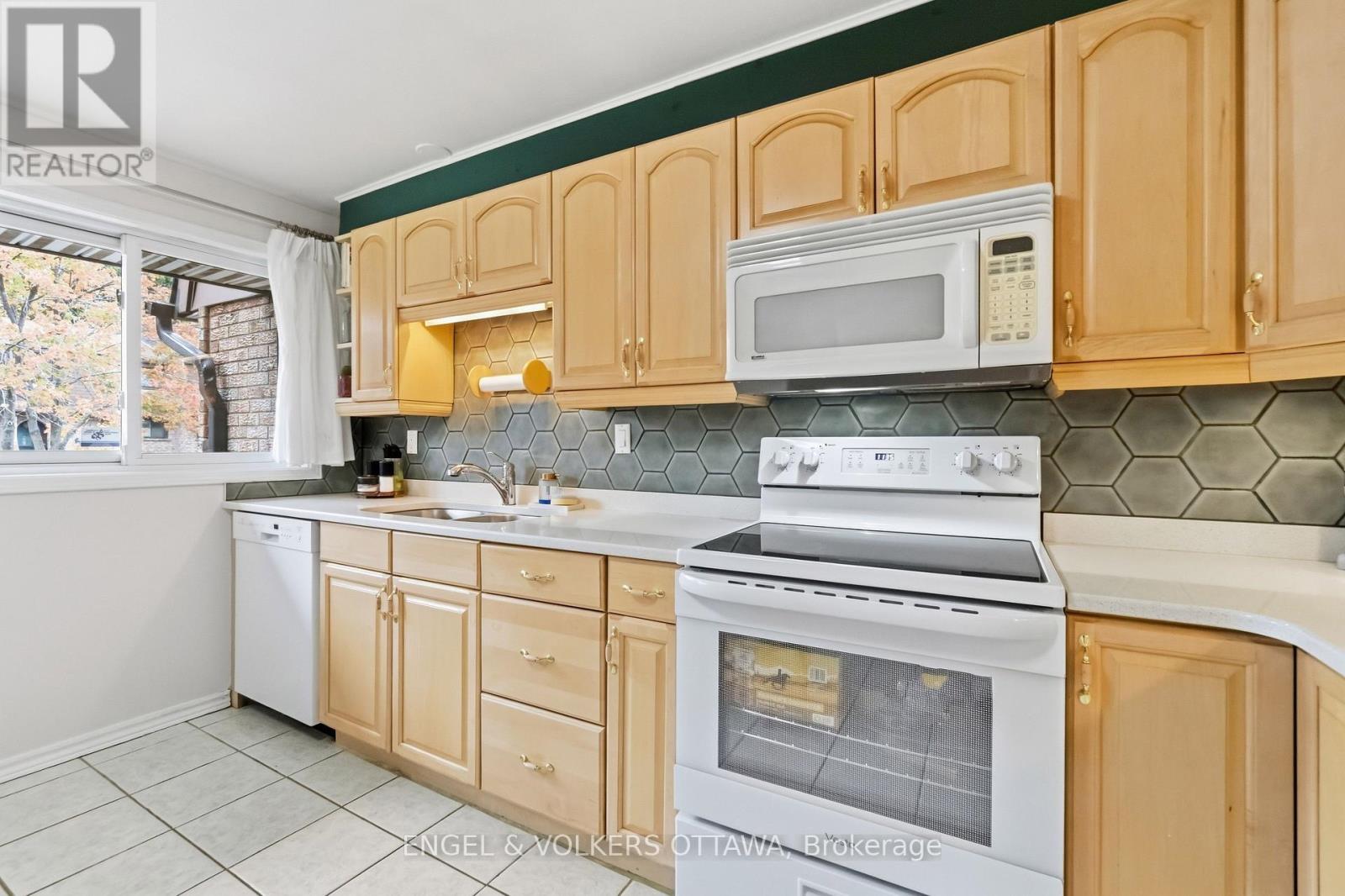 #18 2 BERTONA STREET - 22