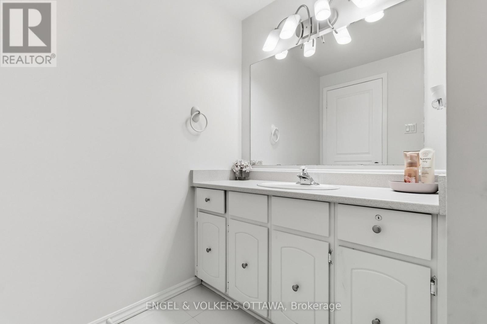#18 2 BERTONA STREET - 33