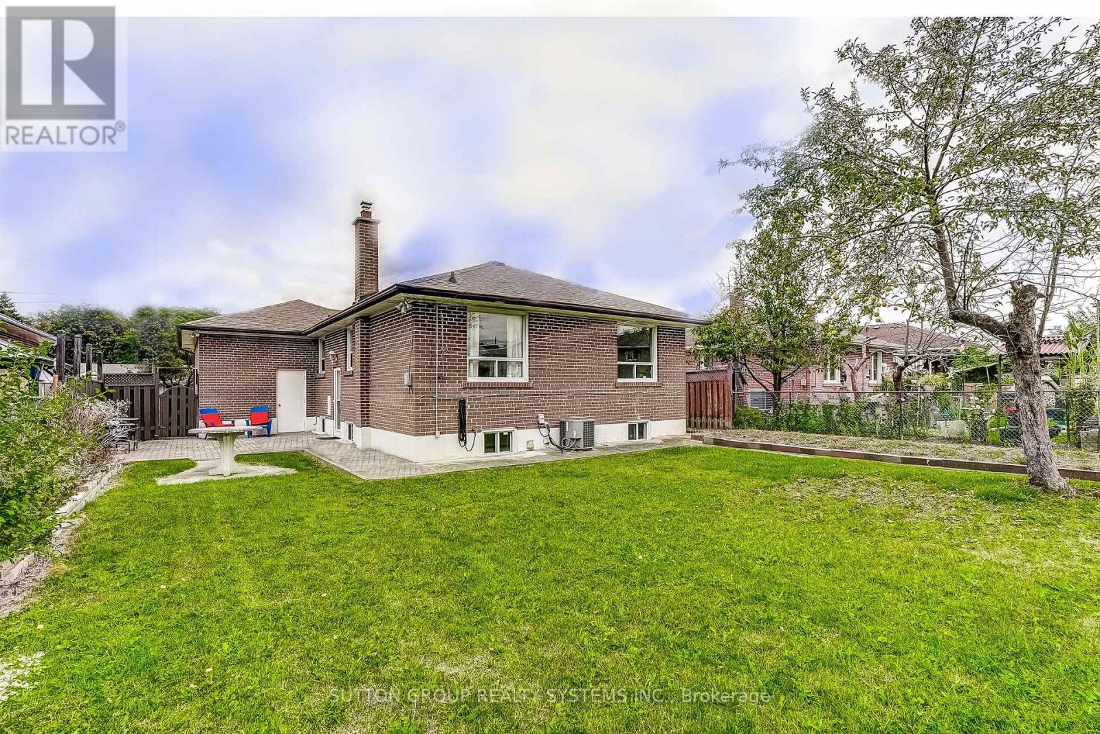 20 Taysham Crescent — photo 28