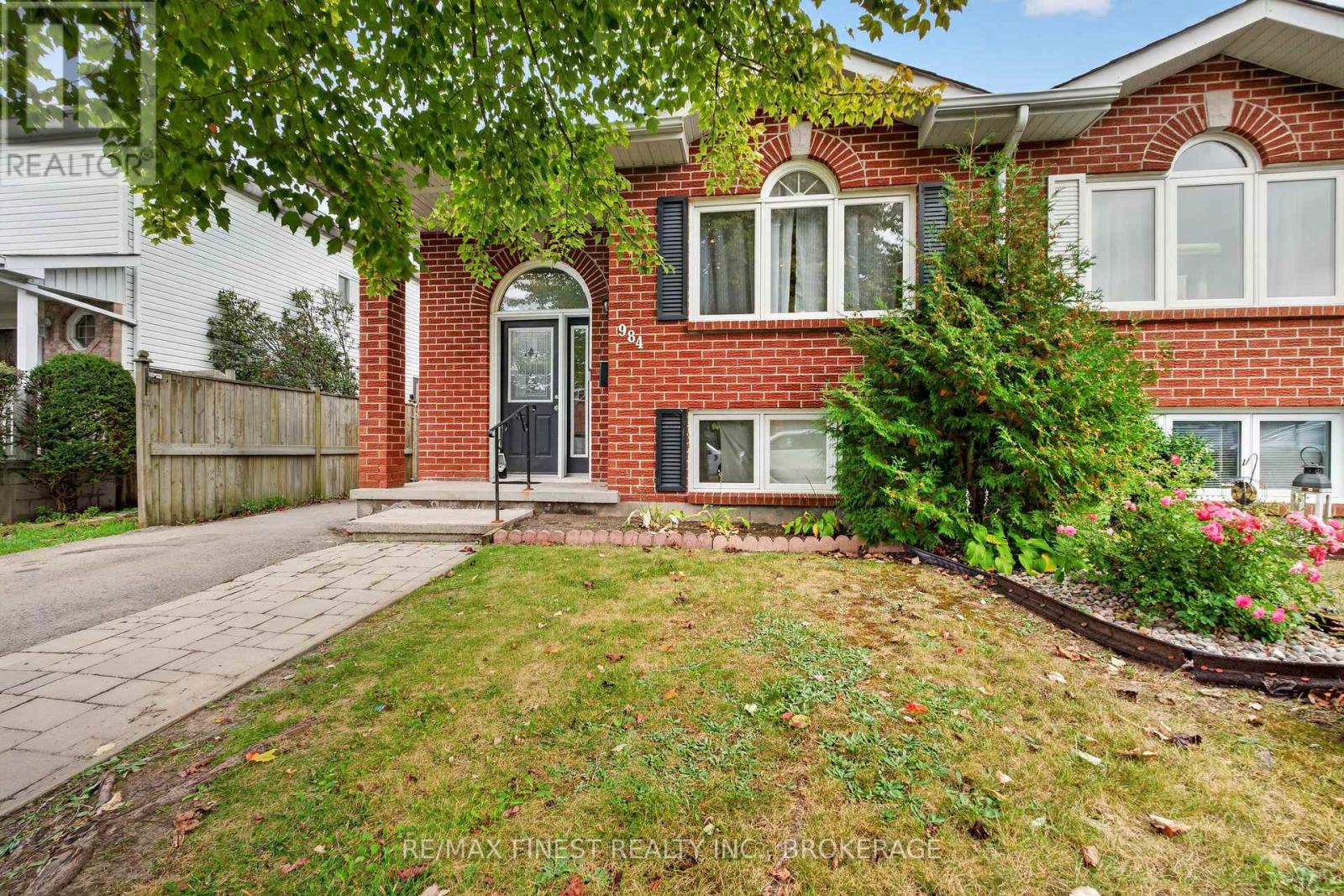 984 WATERBURY CRESCENT - 2