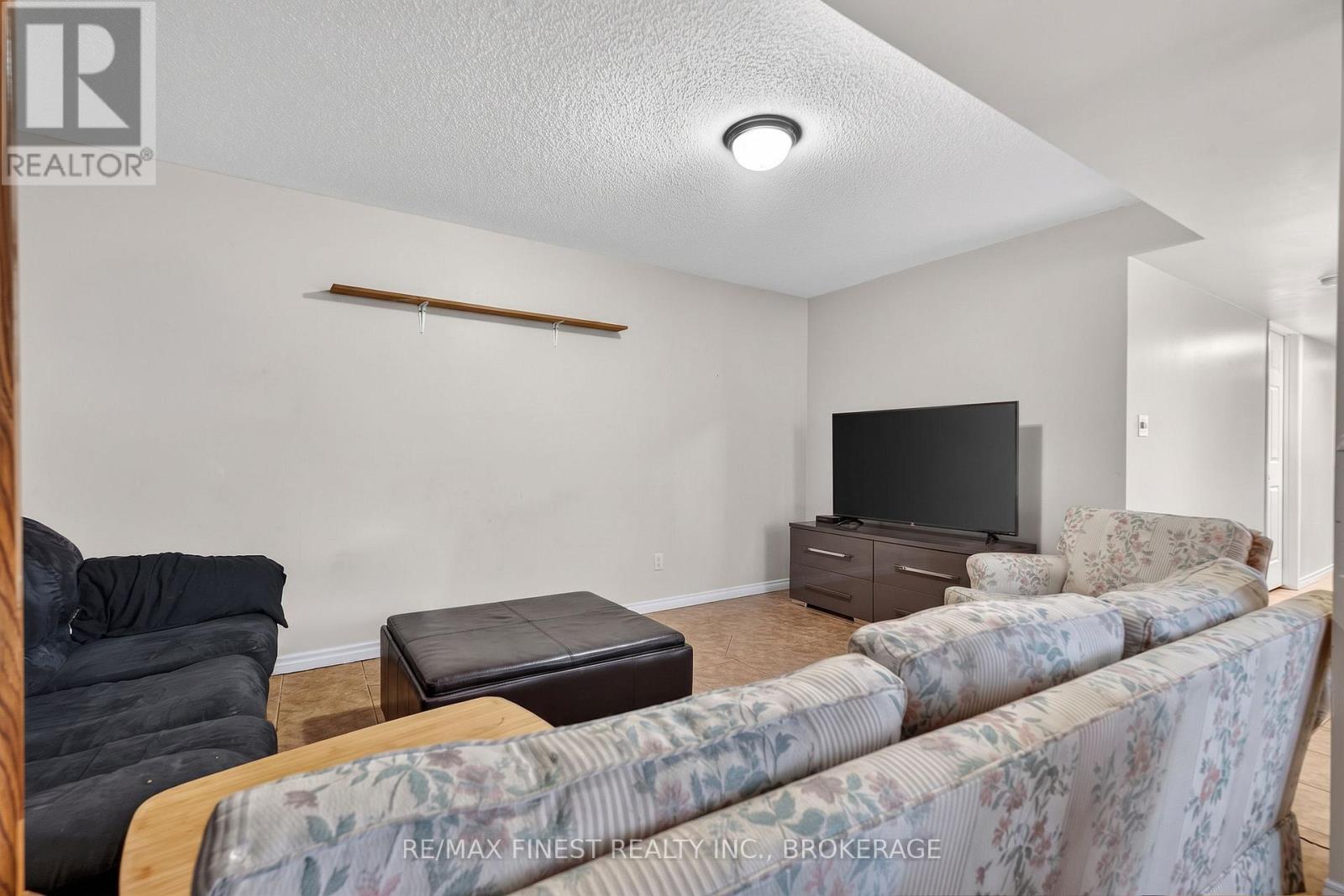 984 WATERBURY CRESCENT - 23