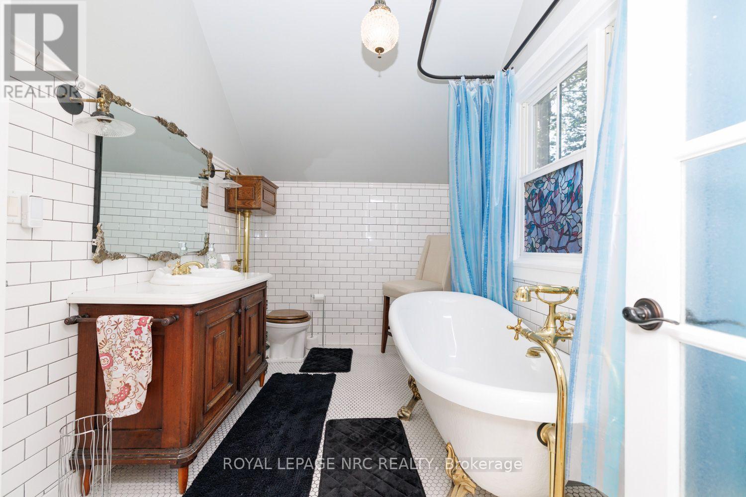 3 LUTHER AVENUE - 26