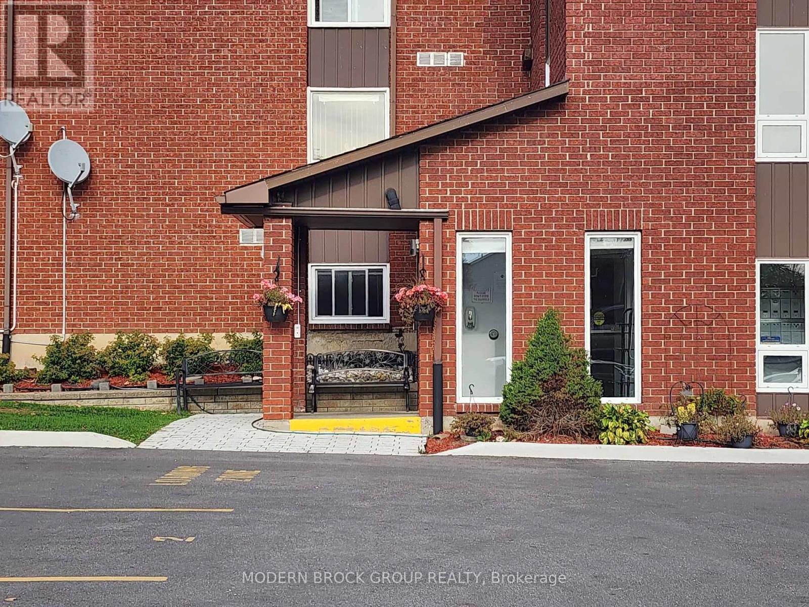 #14 14 CHARLOTTE PLACE - Image 3