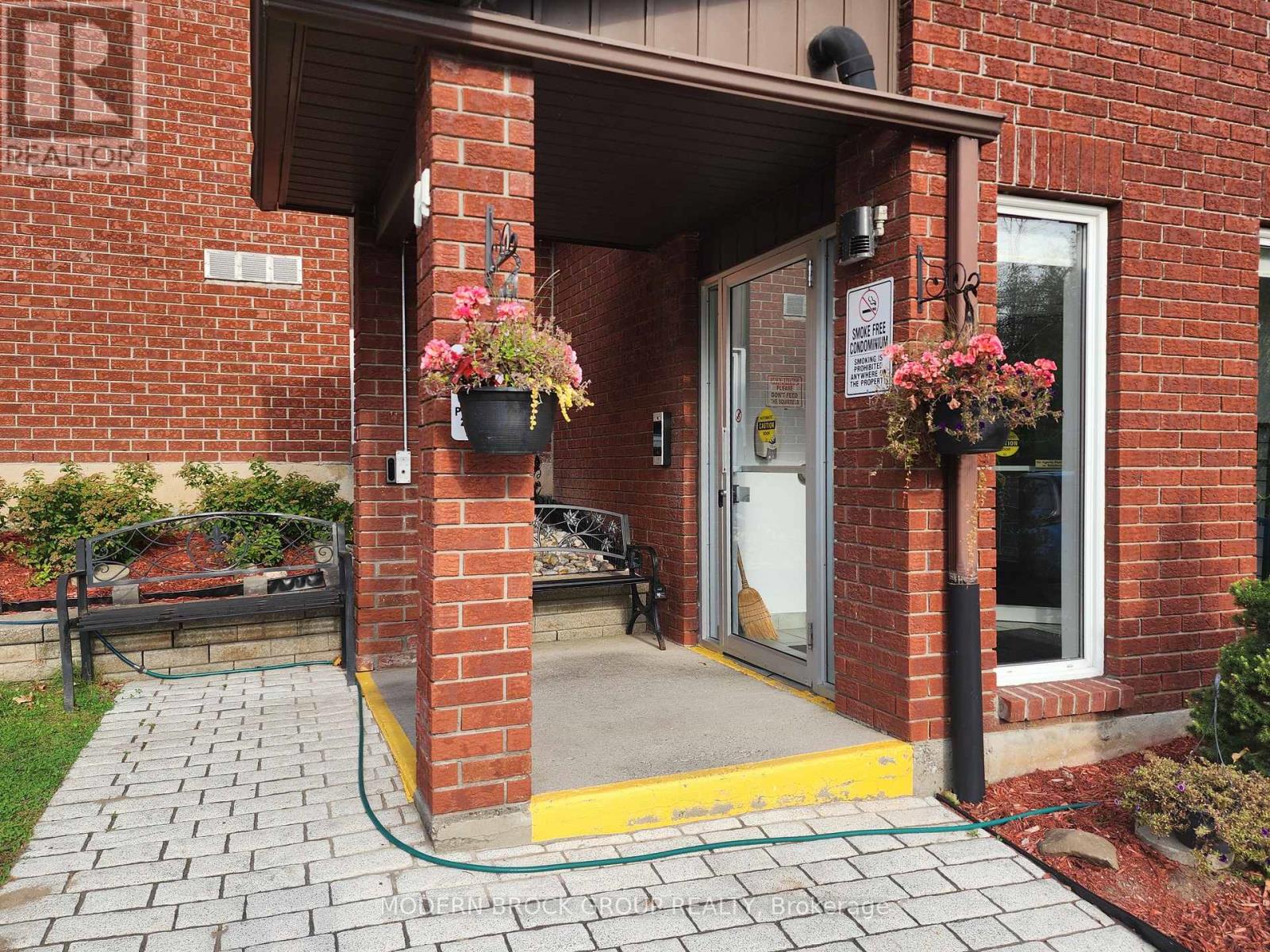 #14 14 CHARLOTTE PLACE - Image 4