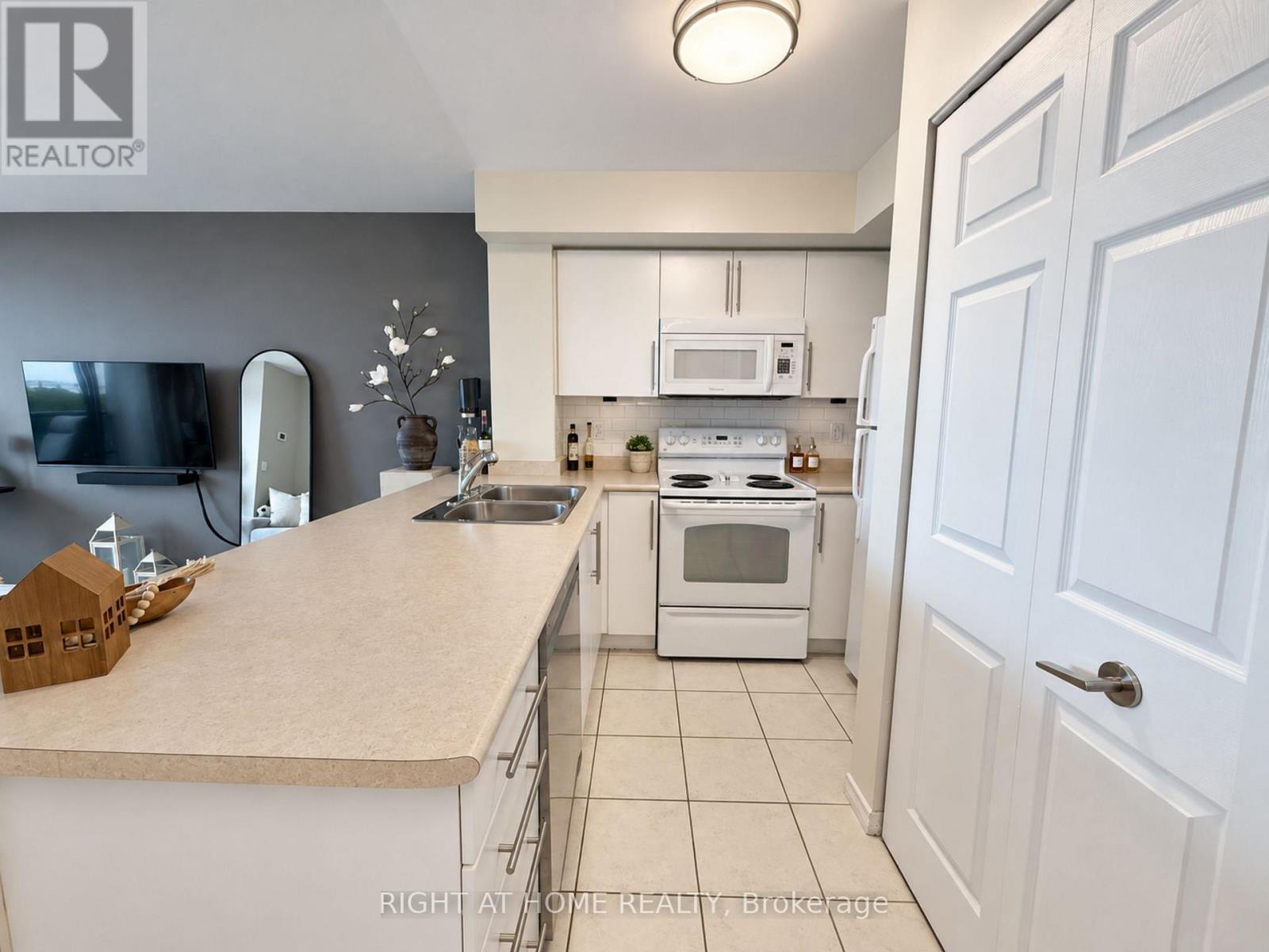 906- 340 Watson Street West, Whitby, ON photo 10