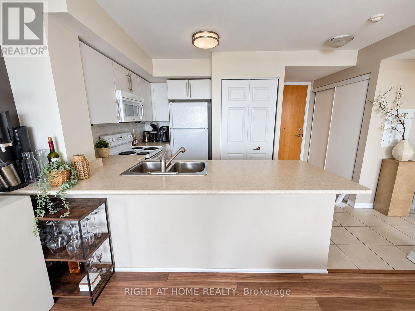 906- 340 Watson Street West, Whitby, ON photo 8