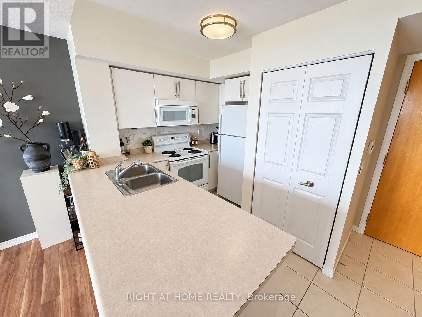 906- 340 Watson Street West, Whitby, ON photo 9