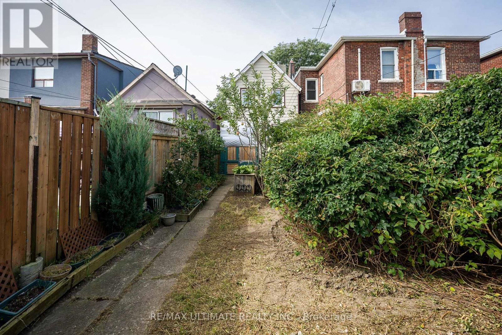 251 BOON AVENUE - 31
