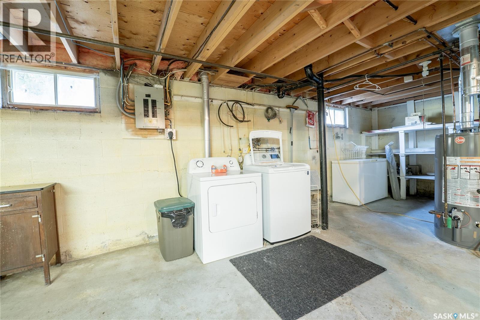 219 Railway AVENUE W - 18