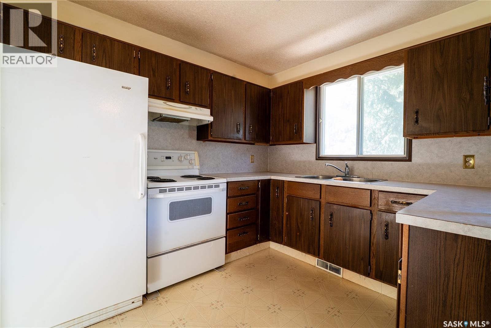 219 Railway AVENUE W - 2
