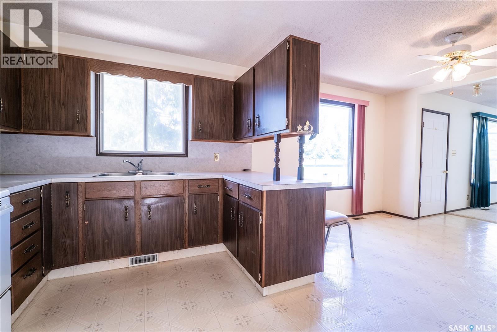 219 Railway AVENUE W - 3