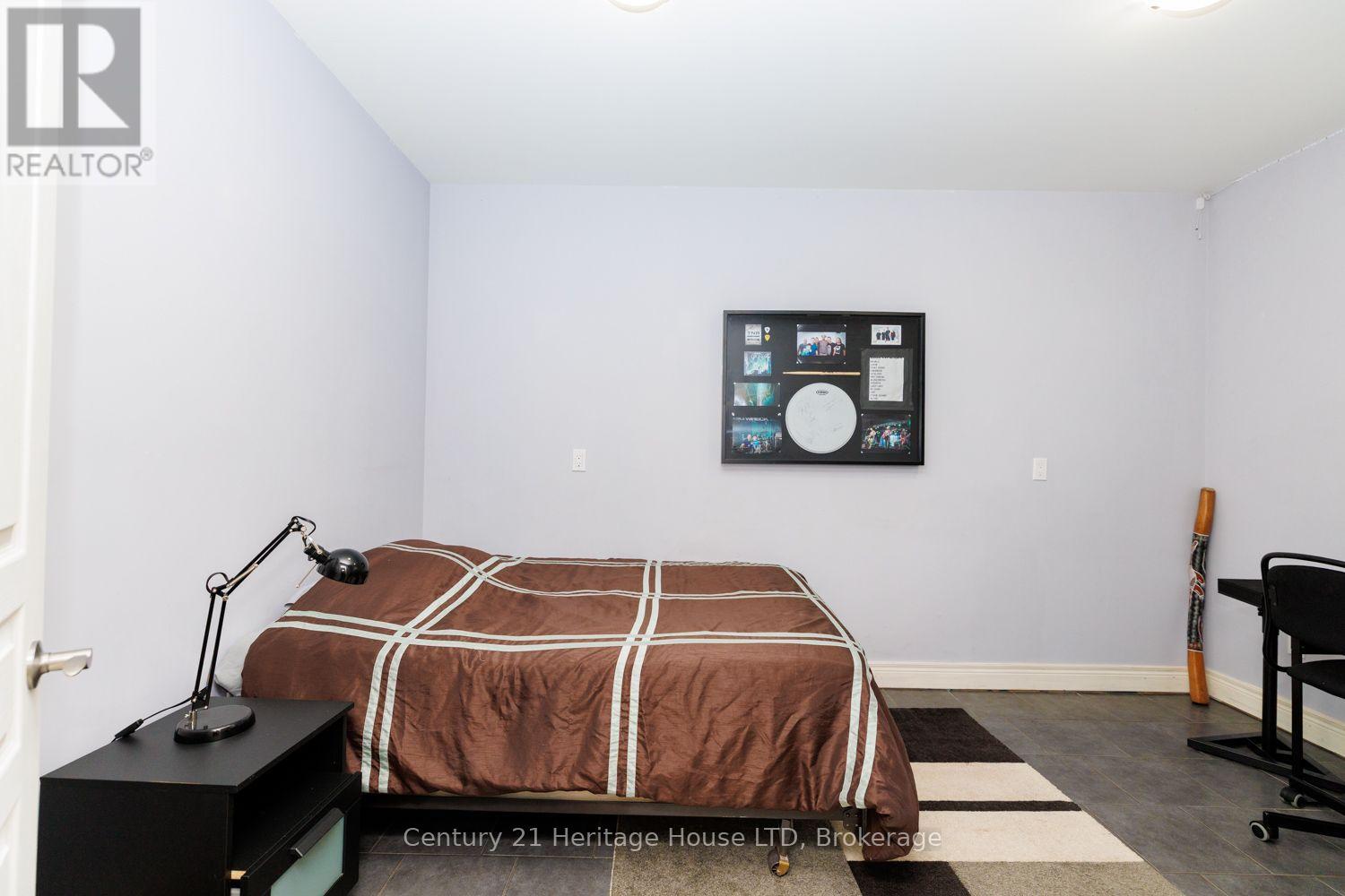 7 KENMAR COURT - 32