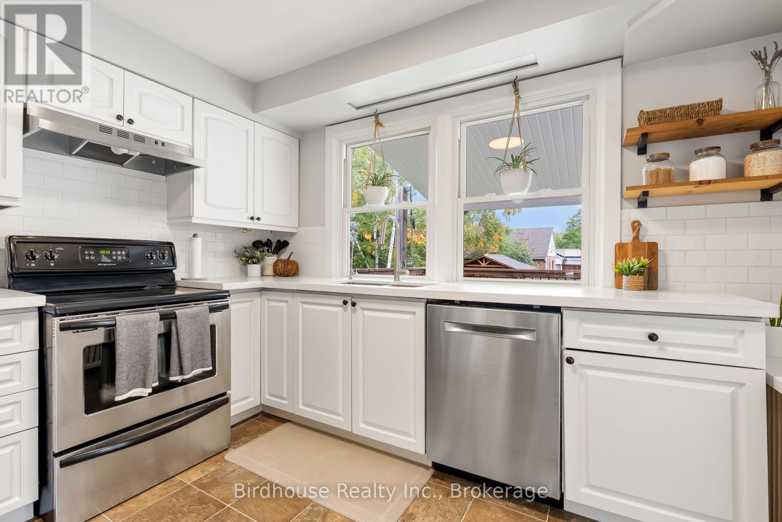 14 ANGELINE STREET S - 15