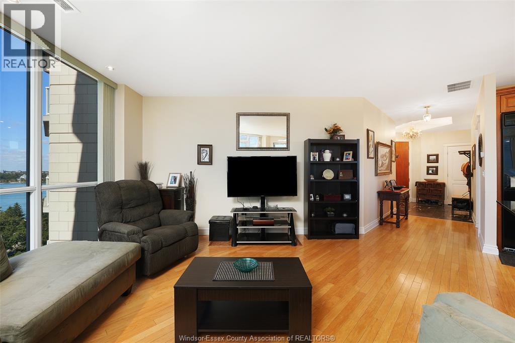 #901 4955 Riverside DRIVE East - 16