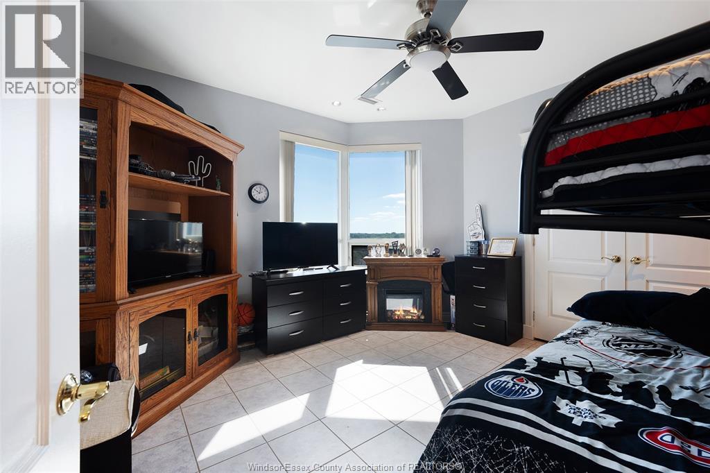 #901 4955 Riverside DRIVE East - 25