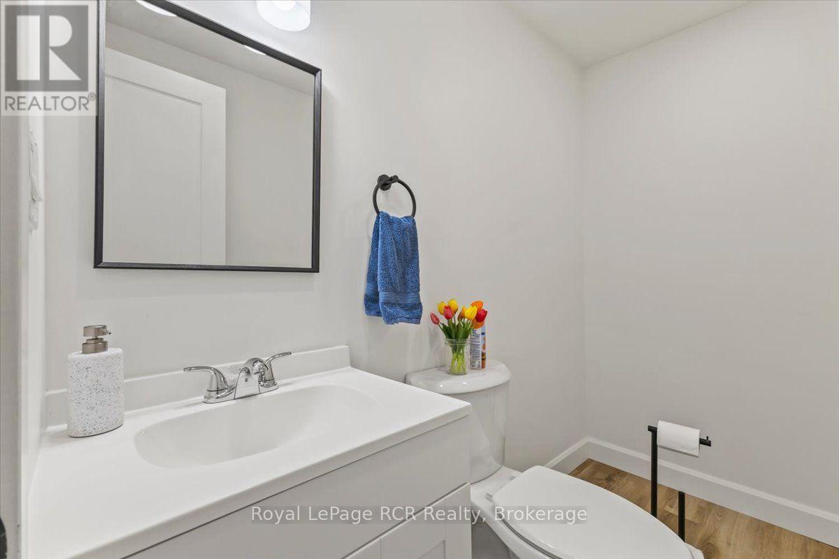 210 COLBORNE STREET S - 11