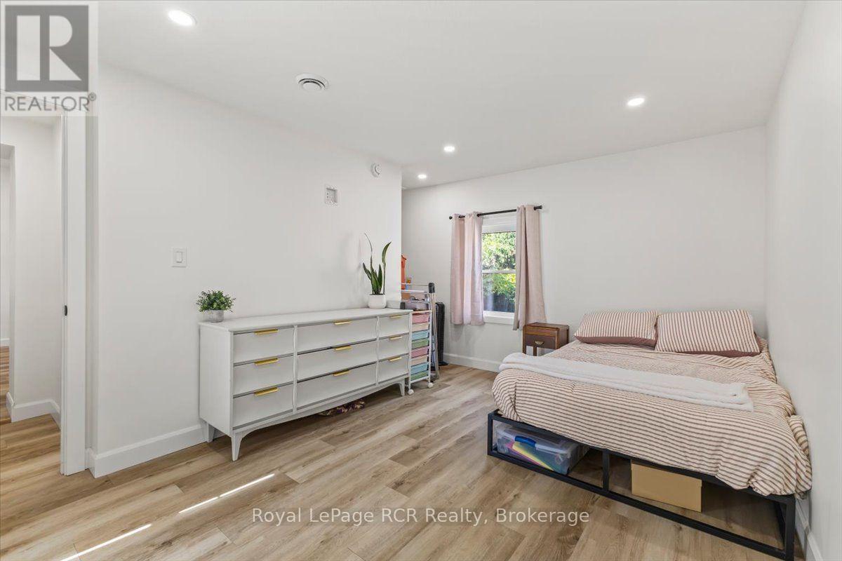 210 COLBORNE STREET S - Image 12