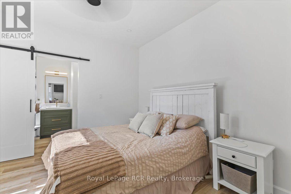 210 COLBORNE STREET S - 13