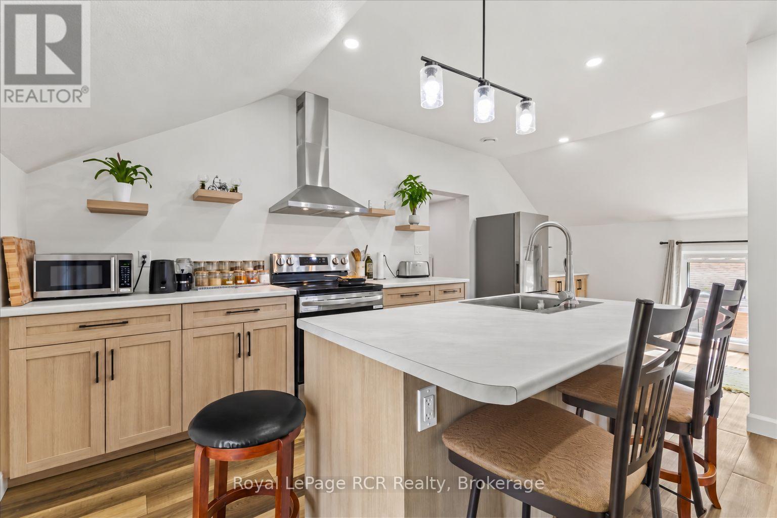 210 COLBORNE STREET S - 22