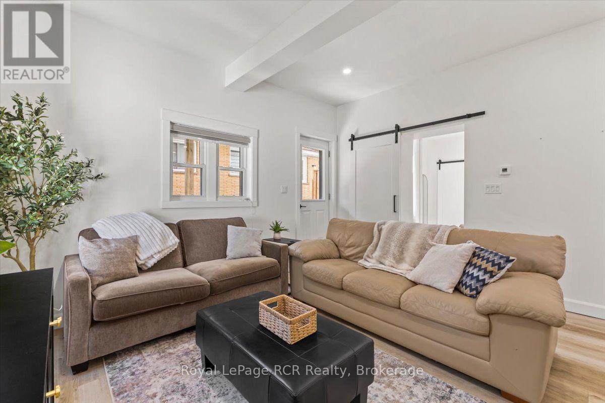 210 COLBORNE STREET S - 9