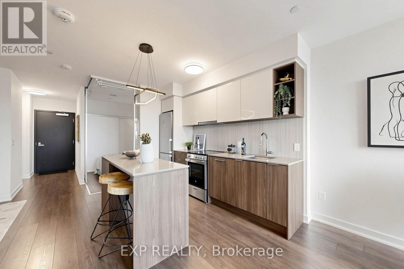 #611 31 TIPPETT ROAD - 11