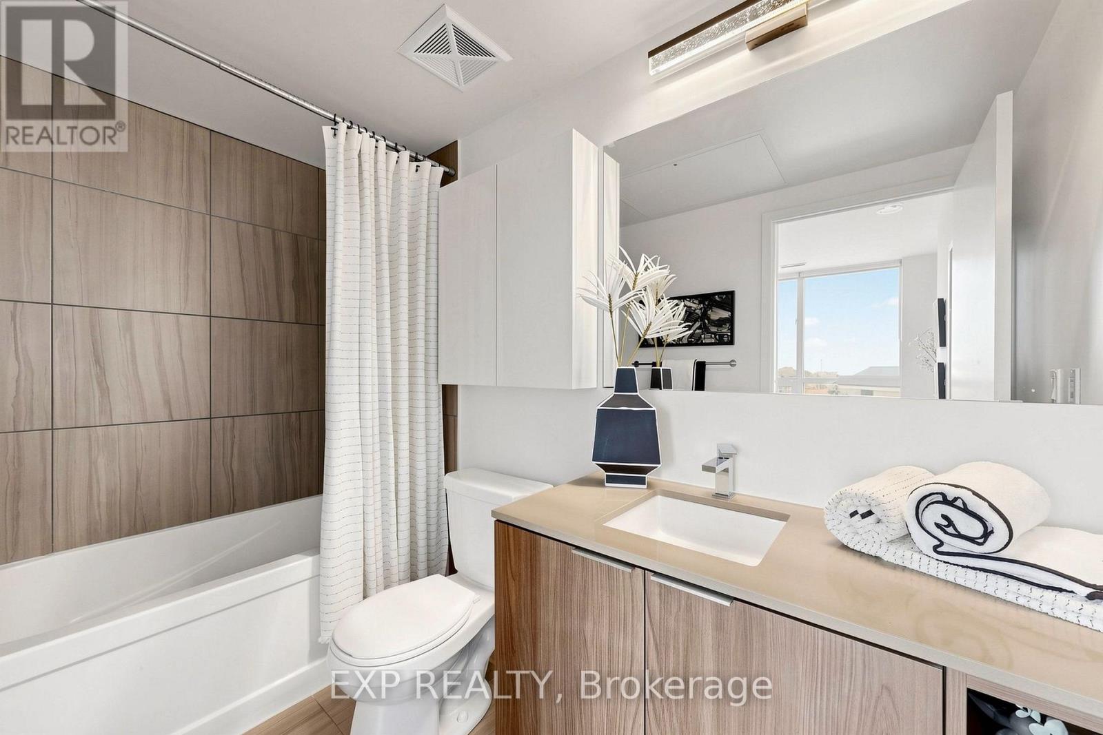 #611 31 TIPPETT ROAD - 15