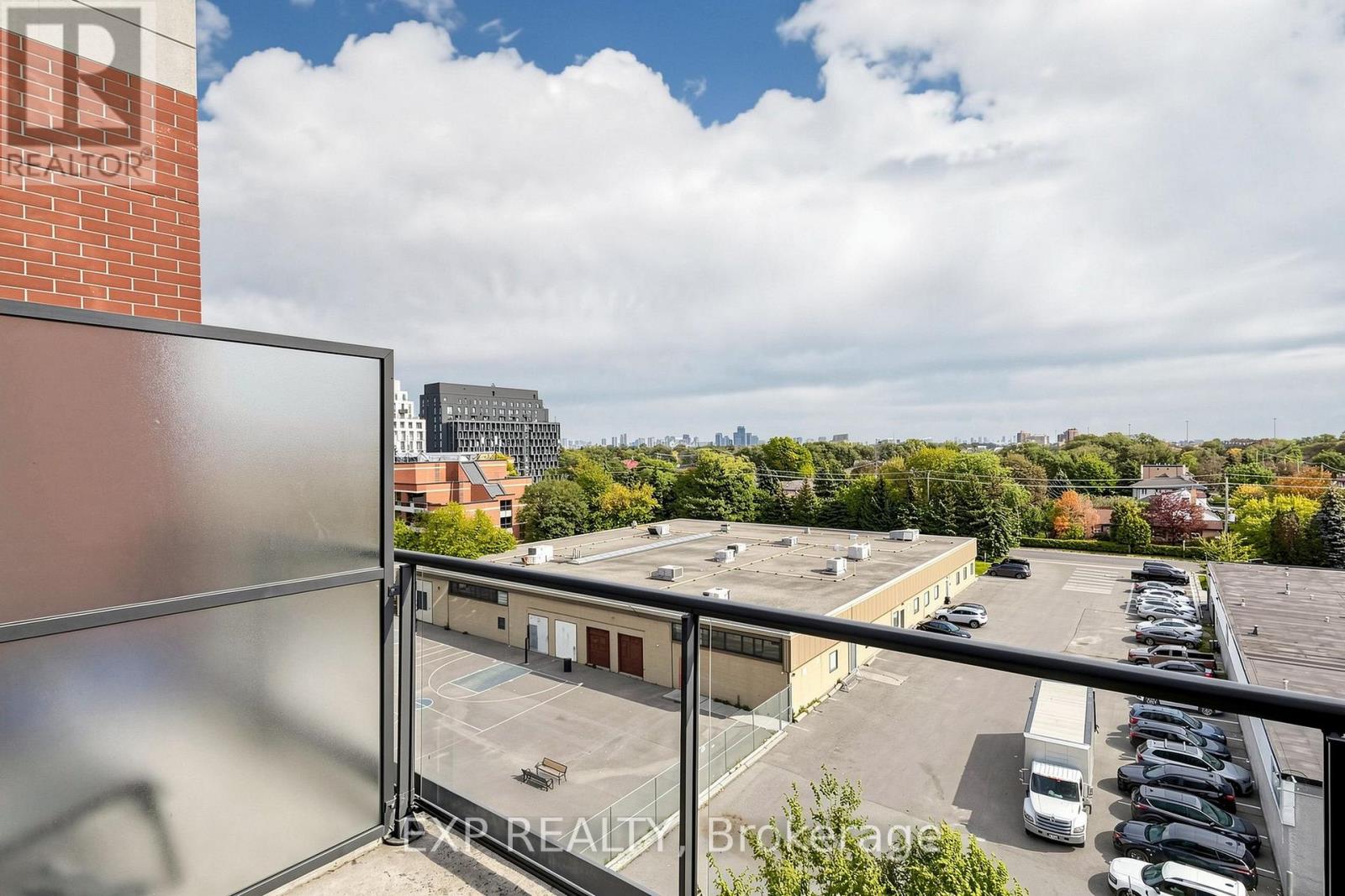 #611 31 TIPPETT ROAD - 21