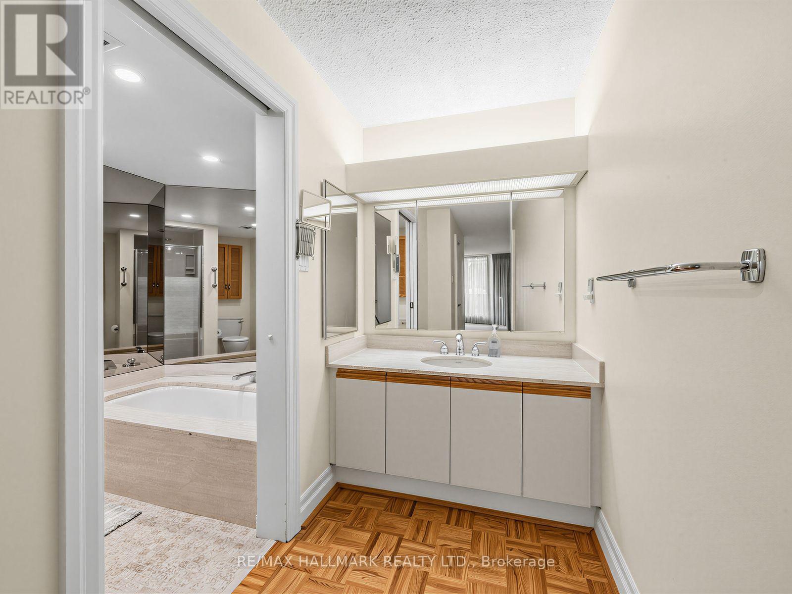 #301 2010 ISLINGTON AVENUE - 25
