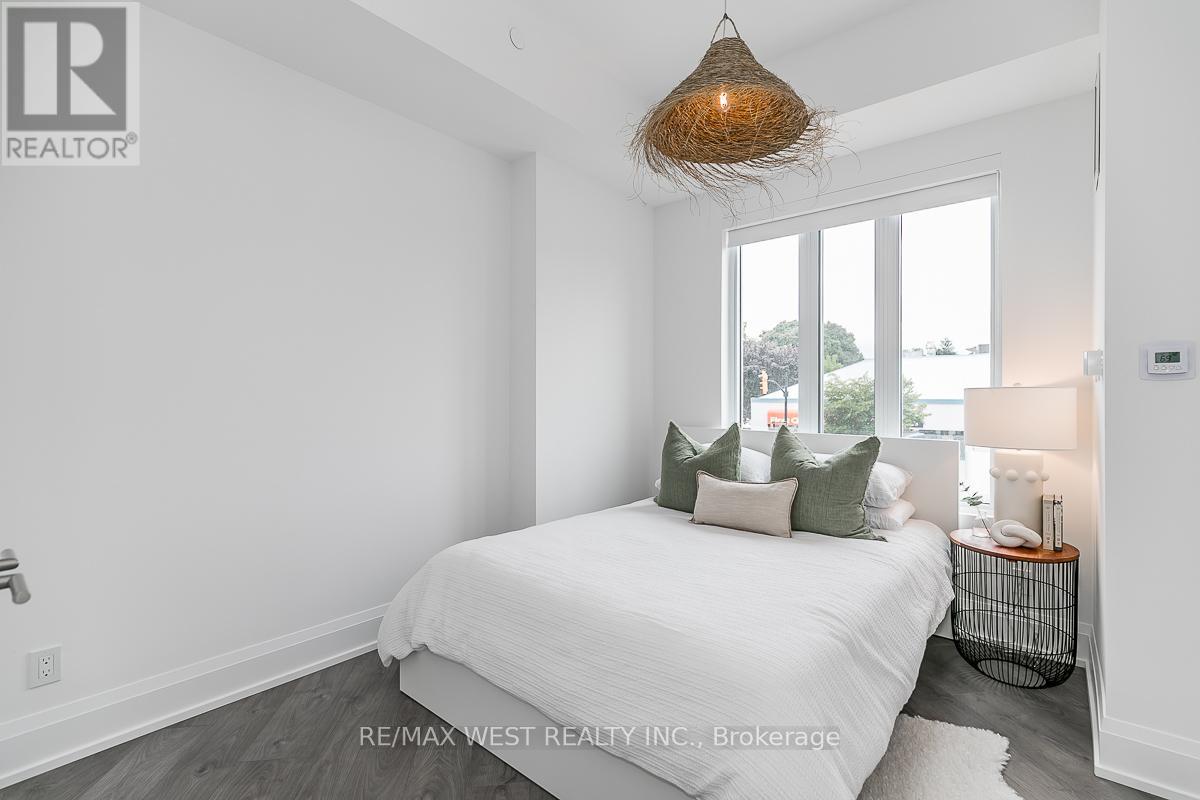 #212 1 HUME STREET - 24