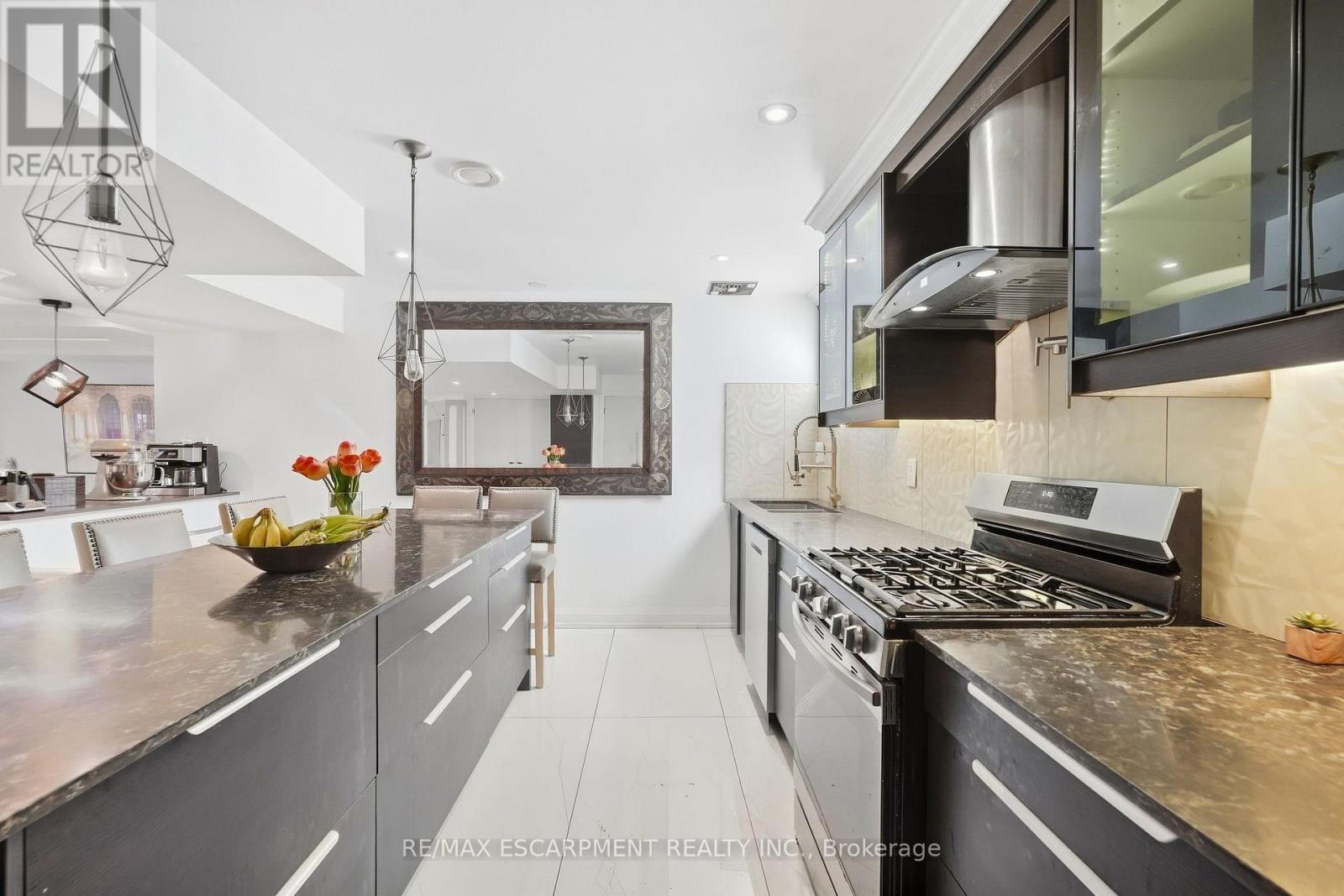 88 ERINGATE COURT - 21